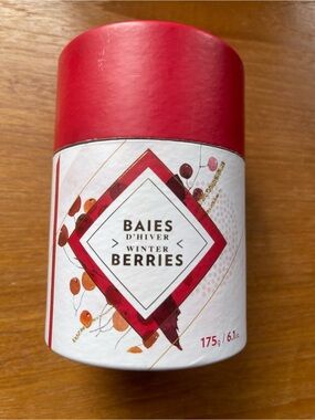 FRUITS & PASSION Aura Winter Berries Scented Candle - NWT